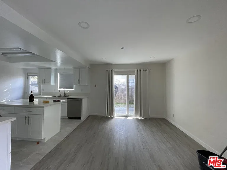 10846 Scoville Ave — Photo 2