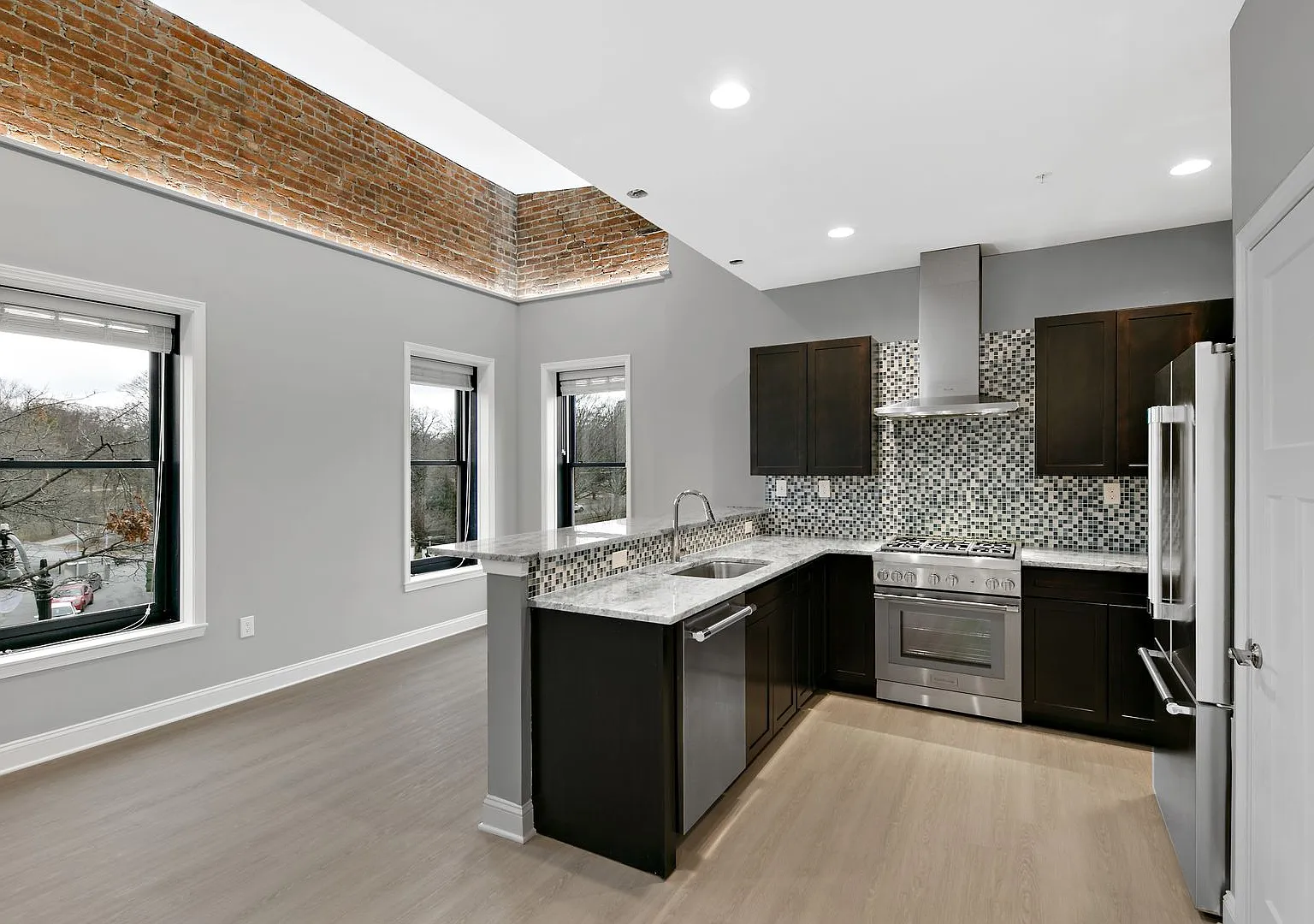 560 Madison — Photo 1