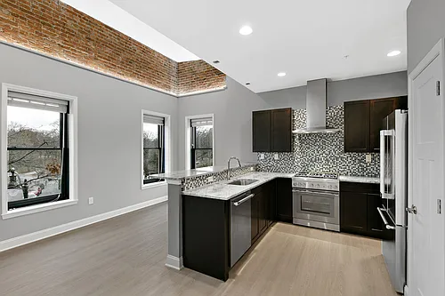 560 Madison Ave Photo 1