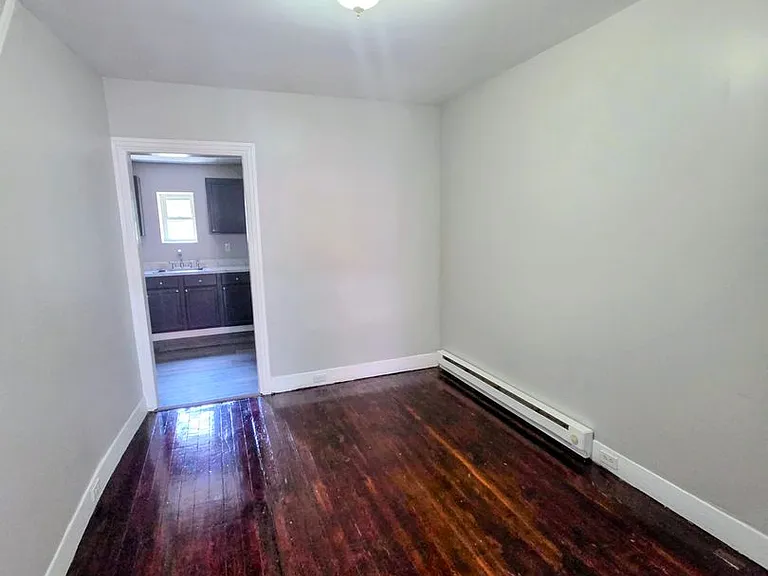 816 Laufer St — Photo 1