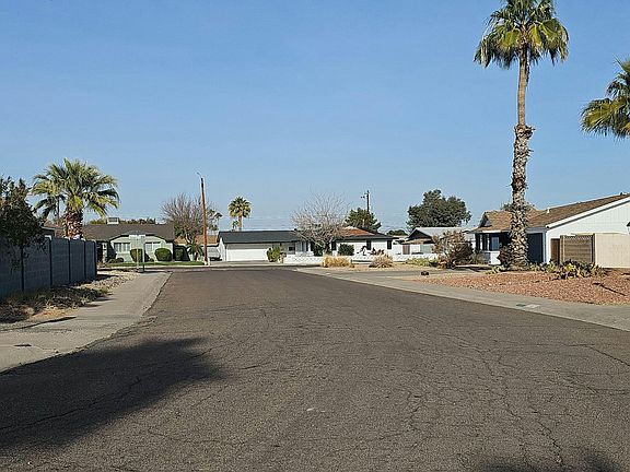 4th image of 2839 E Mercer Ln