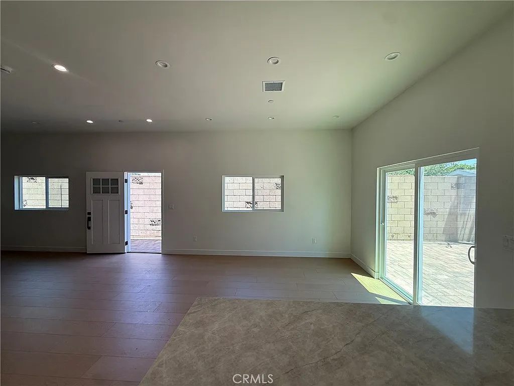 3 bed, 2.5 bath, 1500 sqft, $3,950 — Photo 3