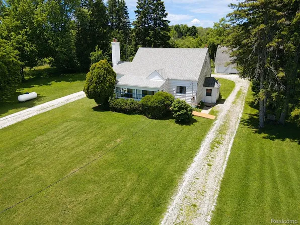 5893 Cribbins Rd, Avoca, MI 48006