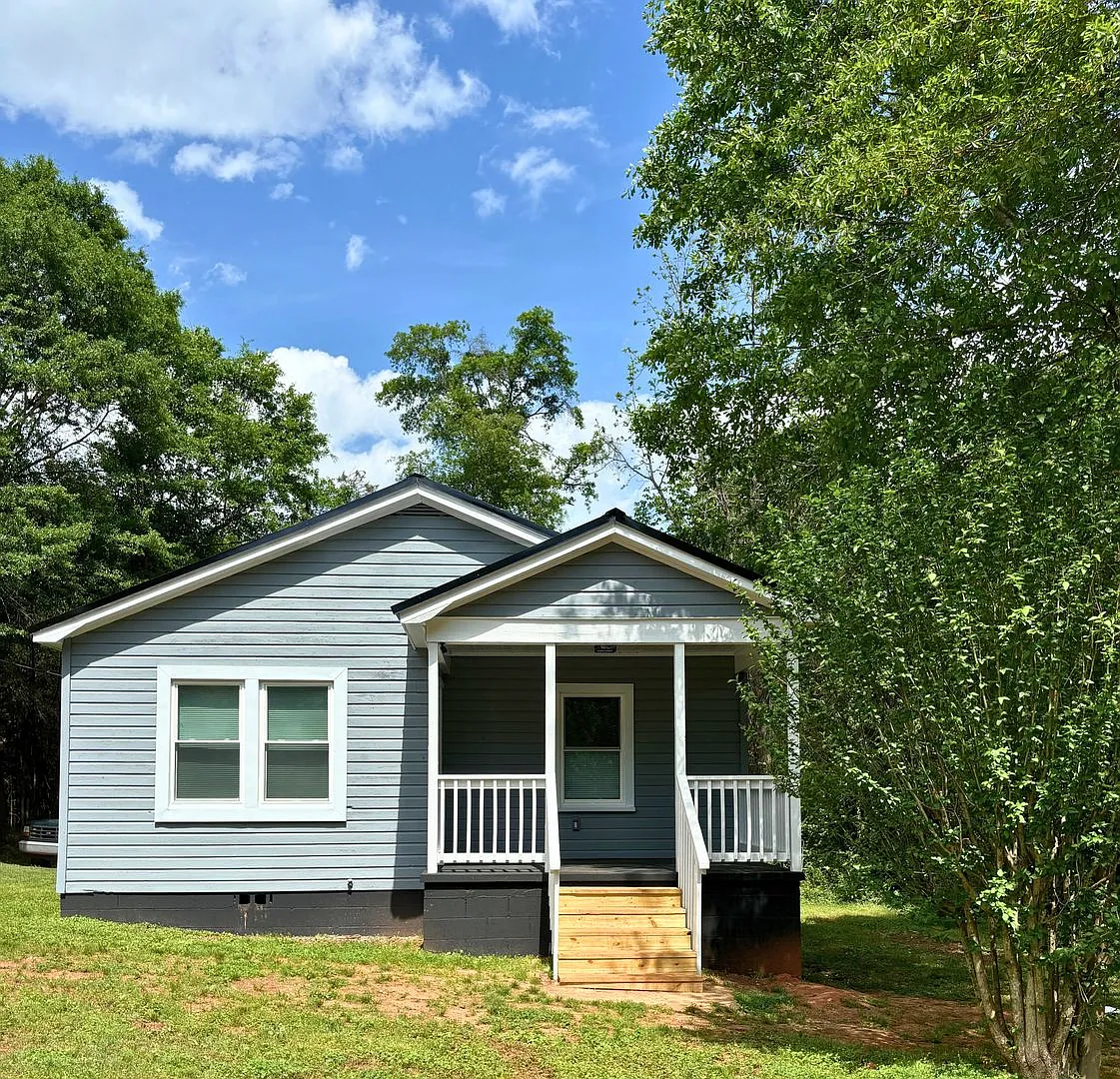 2BR/2BA Home with Large Yard & Deck Pet Friendly! — Photo 1