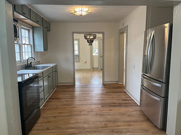 4th image of 401 Clifton Ter