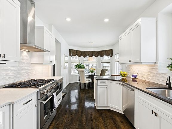 4th image of 22 Prestige Point E