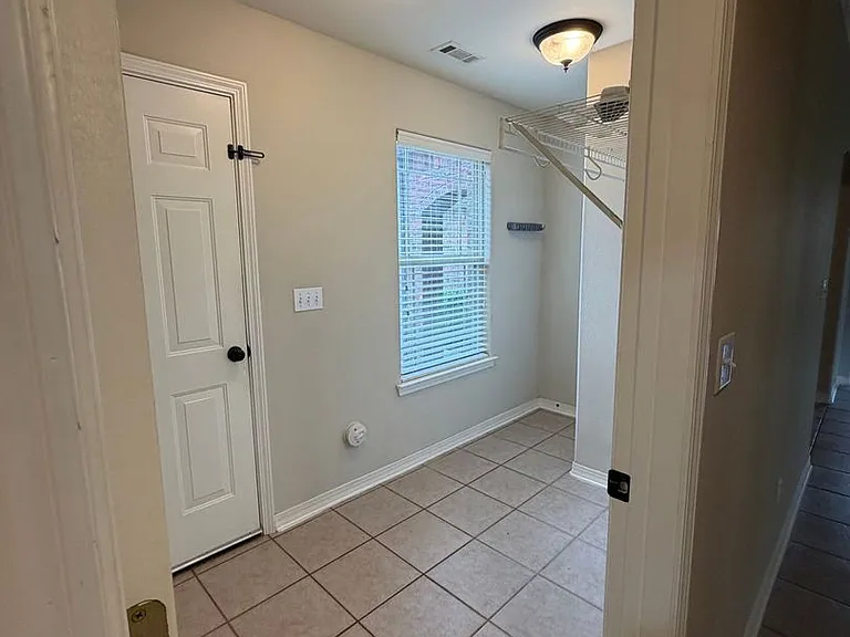 240 Beasley Dr — Photo 4