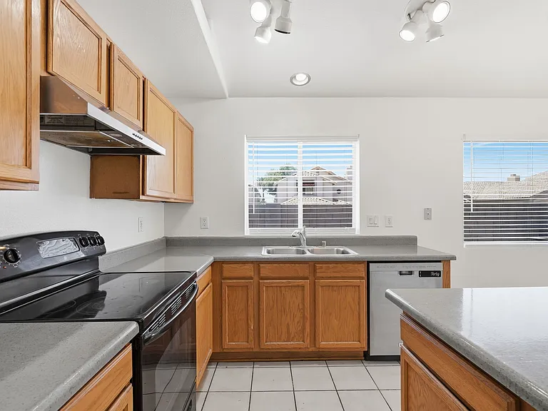 1302 E Michelle Dr — Photo 9