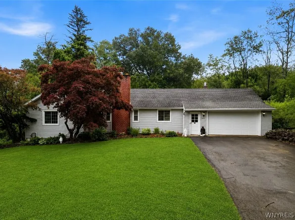 2077 Blakeley Rd, East Aurora, NY 14052
