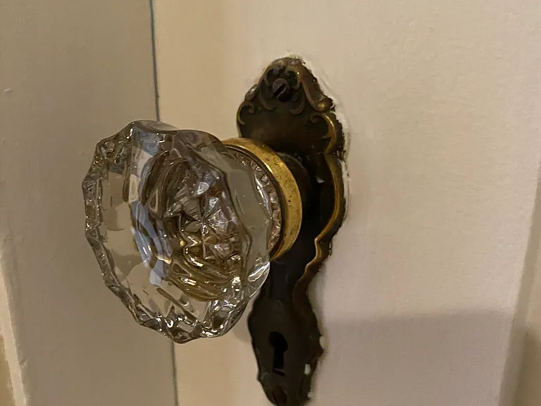 ORIGINAL HARDWARE THROUGHOUT UNIT