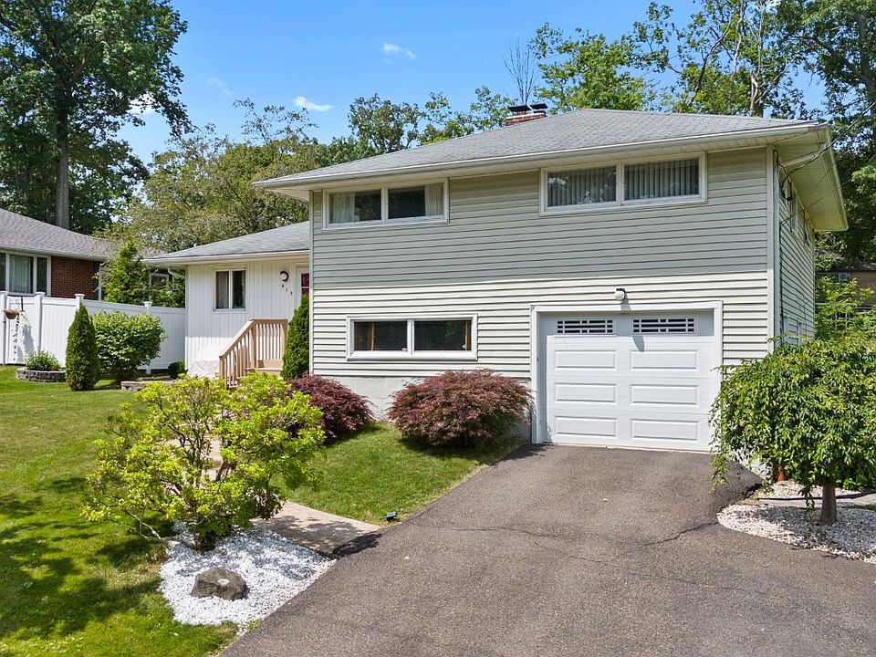 1st image of 415 Crestwood Ct