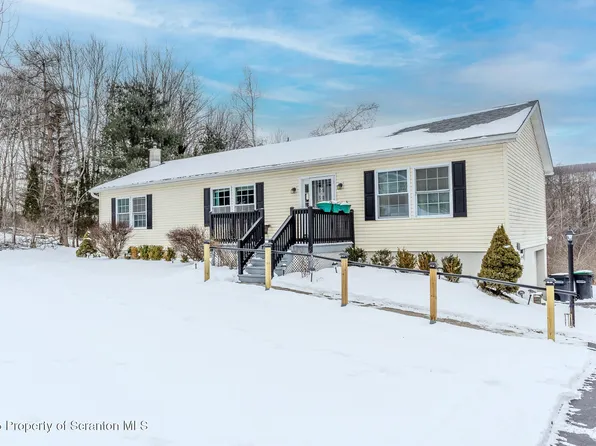 29 Rockwell Ln, Waymart, PA 18472