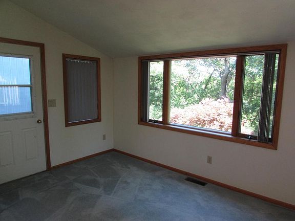 5th image of 402 Country Club Dr