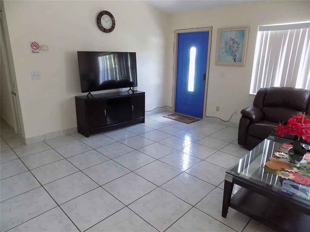 3 bed, 2.0 bath, 1331 sqft, $2,250 — Photo 2