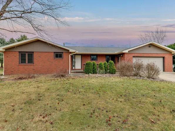 107 Prancer Dr, Heyworth, IL 61745