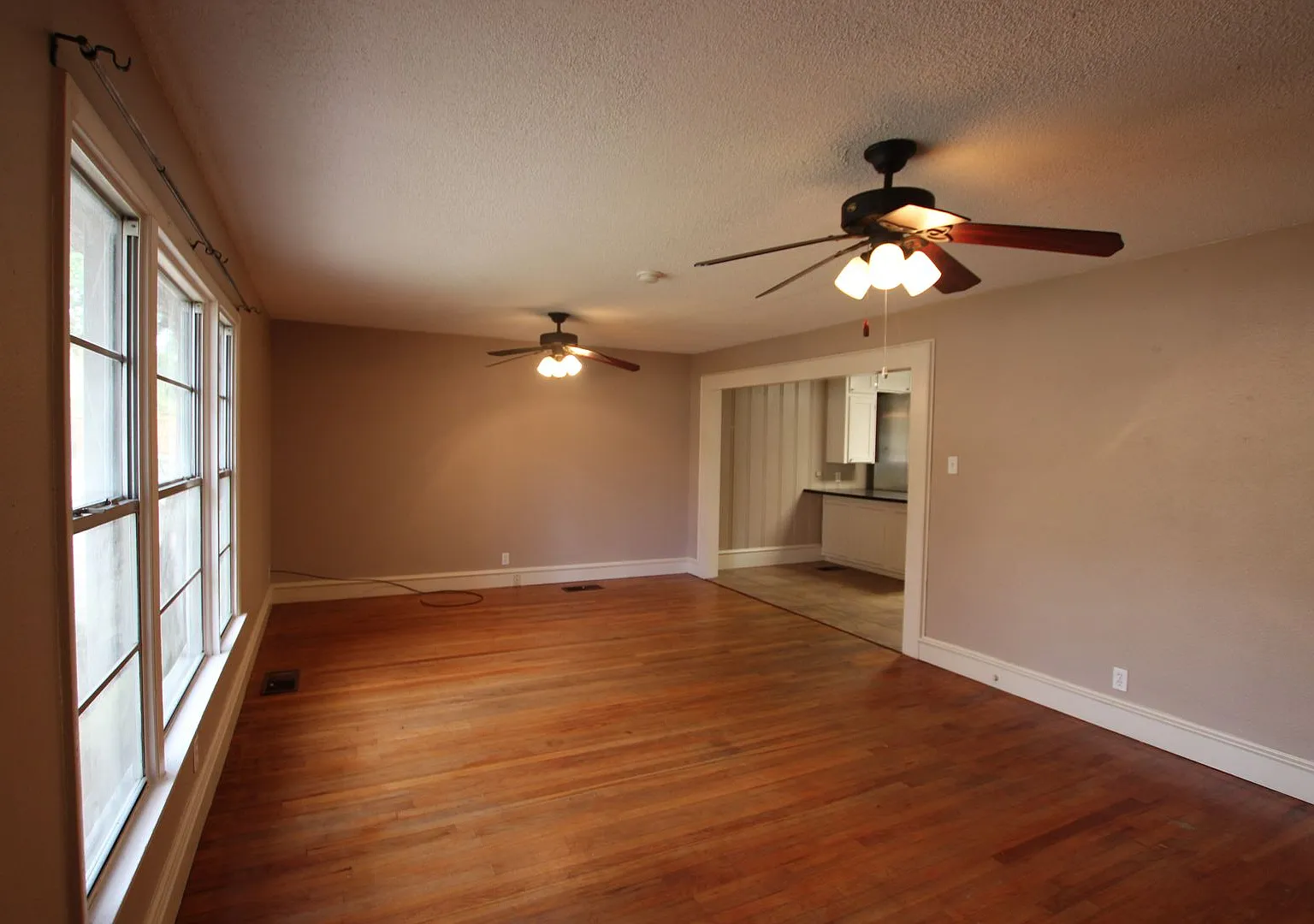 Charming 3 Bedroom 2 Bath Near TJC! — Photo 3