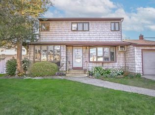 34 Ida Ln, North Babylon, NY 11703