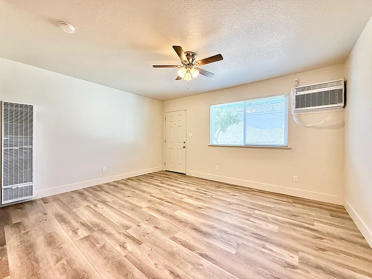 231 S Veach Ave — Photo 4