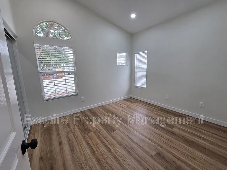 4888 Ellington St — Photo 13