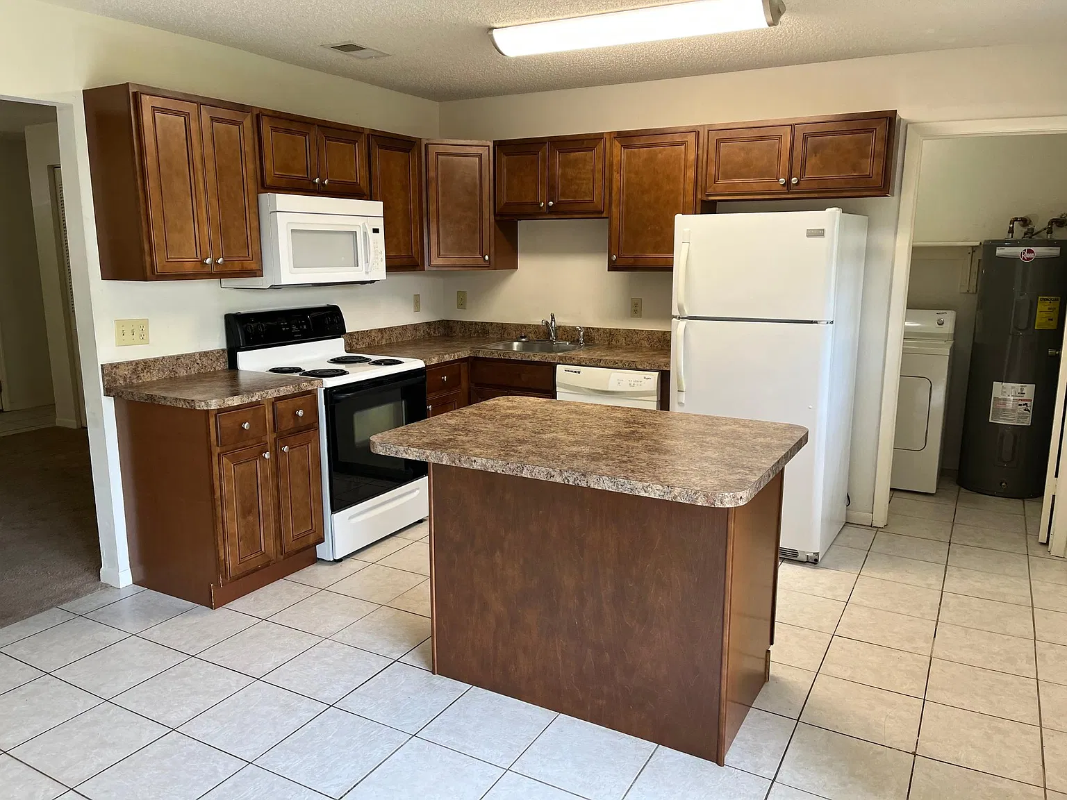 3 bed, 1320 sqft, $1,850 — Photo 2