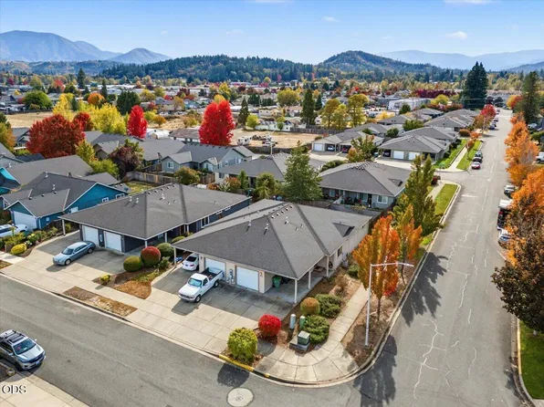 1202 SW Sun Glo Dr, Grants Pass, OR 97527