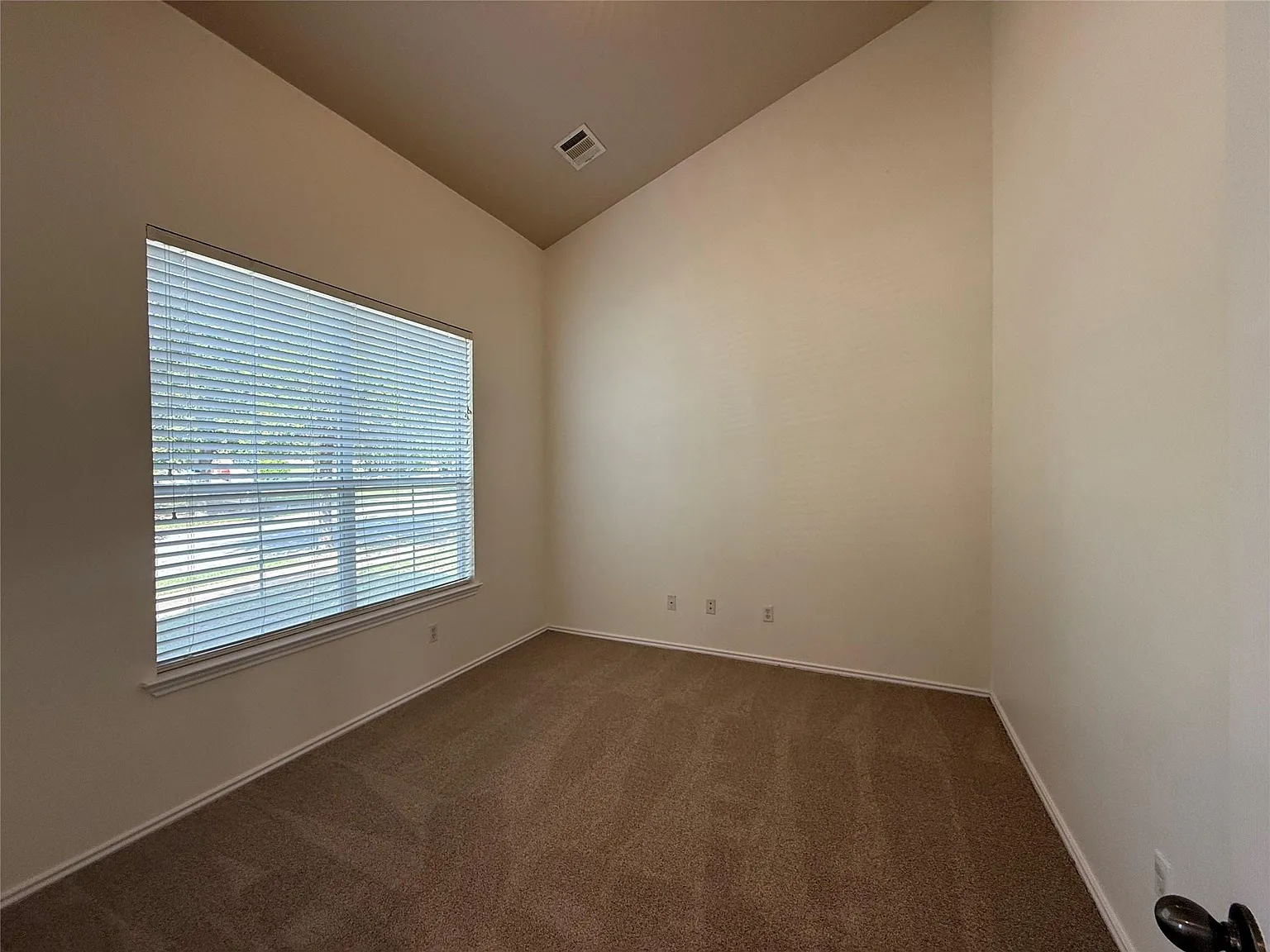 3 bed, 2.5 bath, 2101 sqft, $2,095 — Photo 4