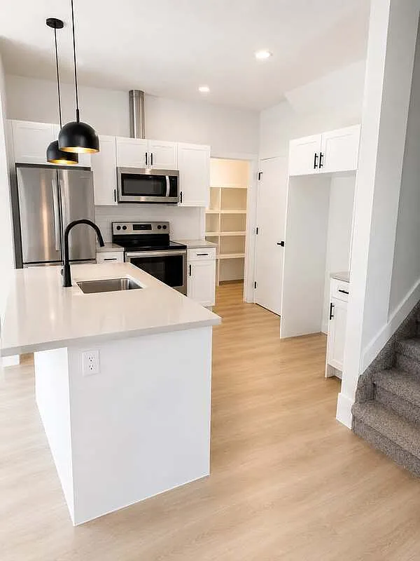 3 bed, 2.5 bath, 1835 sqft, $2,100 — Photo 3