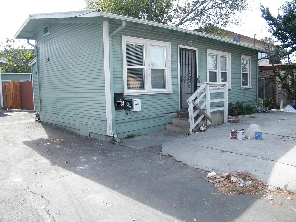 1070 76th Ave