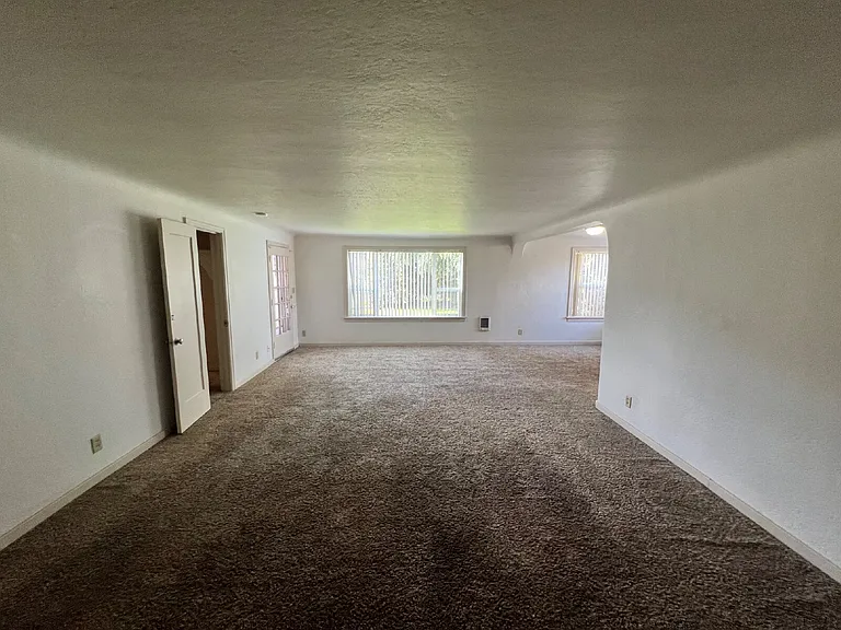 2307 Willamette St — Photo 4