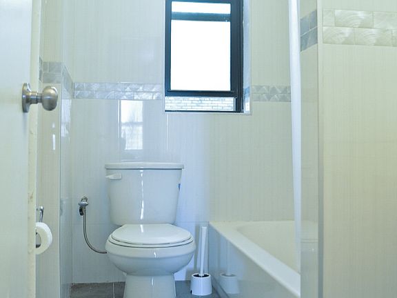 5th image of 377 Montgomery St APT B2