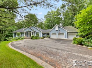 6862 Maplecrest Dr SE, Grand Rapids, MI 49546