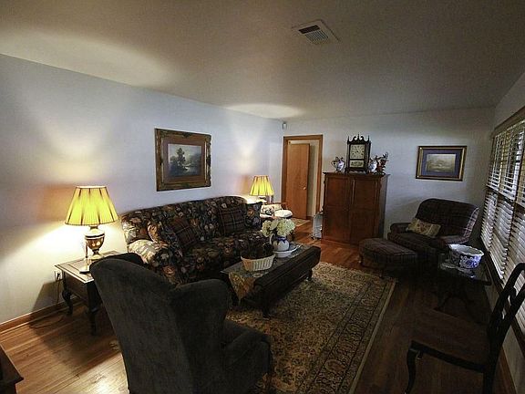 3rd image of 600 E Murrill St