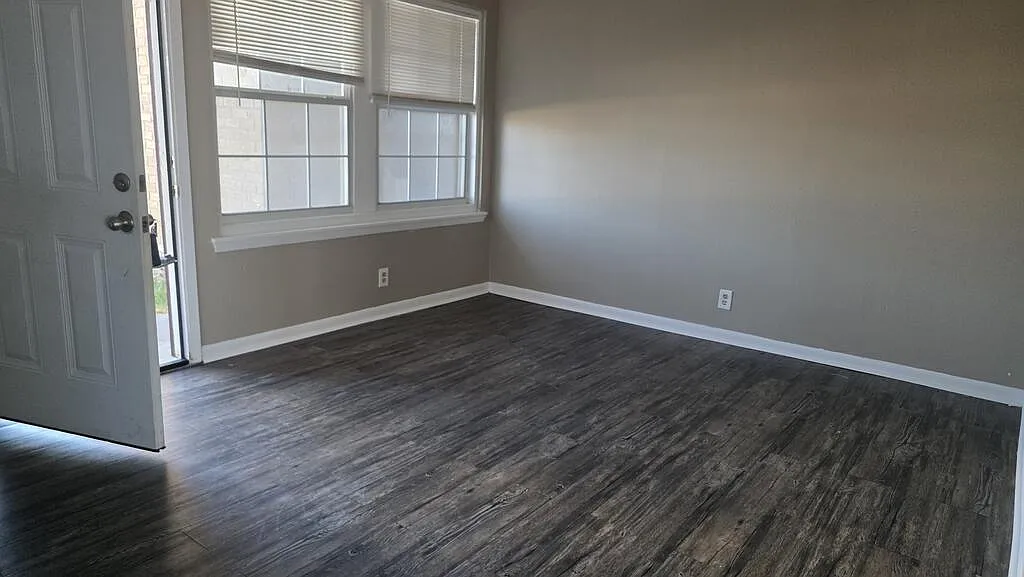 2 bed, 1.0 bath, 942 sqft, $1,150 — Photo 2