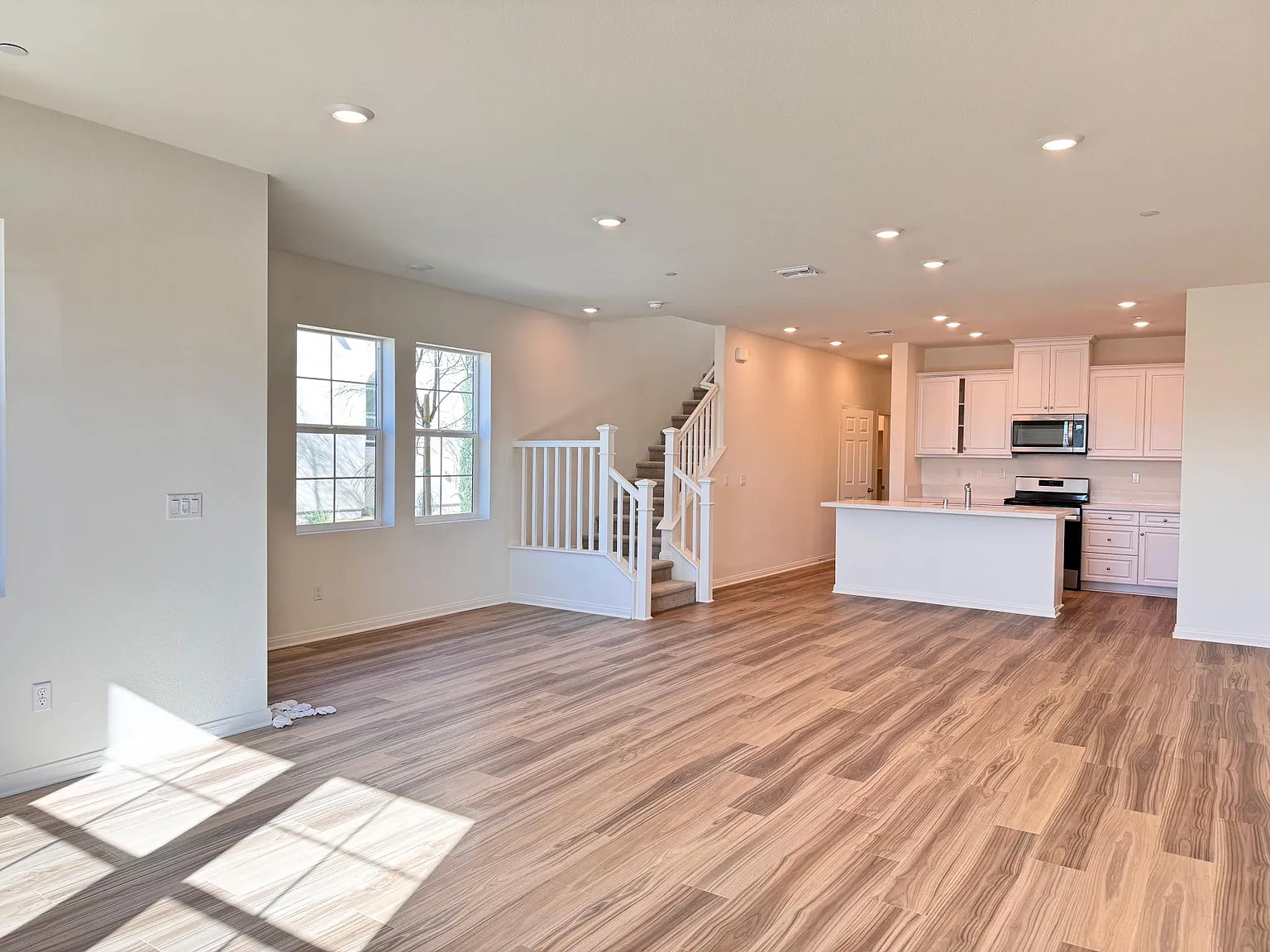 3 bed, 2.5 bath, 2051 sqft, $3,200 — Photo 3