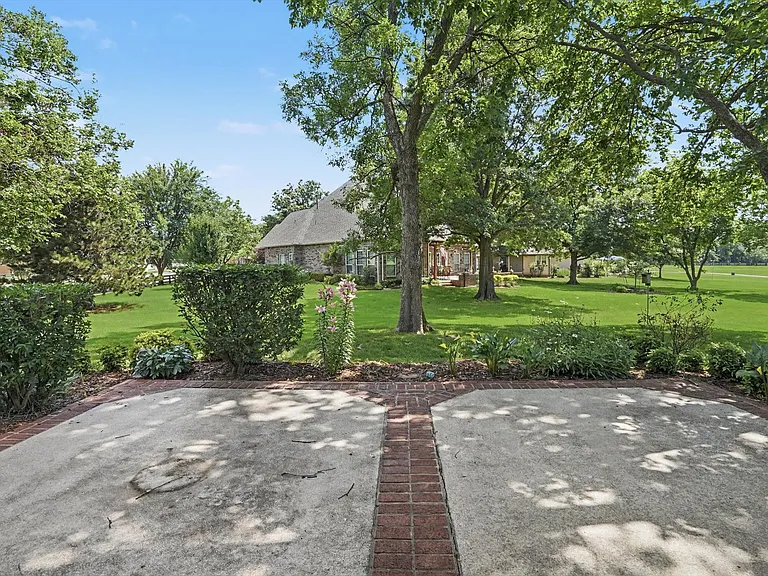 412 N Forest Ridge Blvd — Photo 33