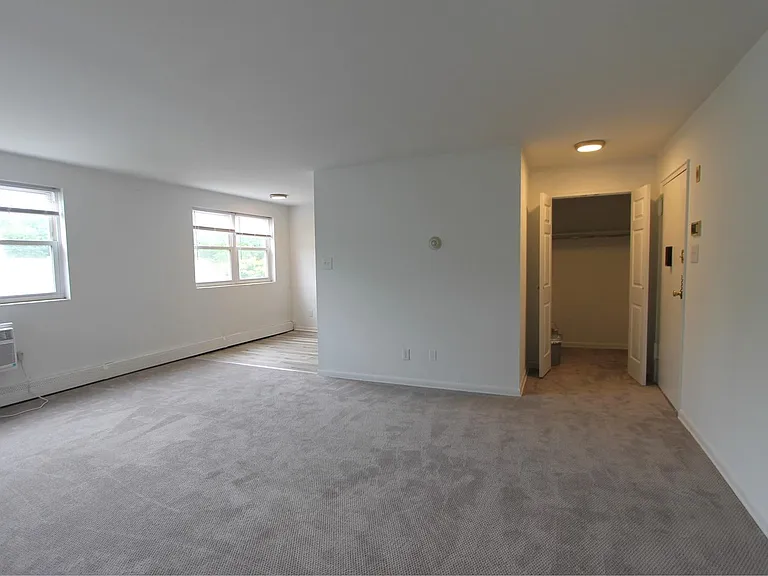 West Walnut Lane Apartments — Photo 32
