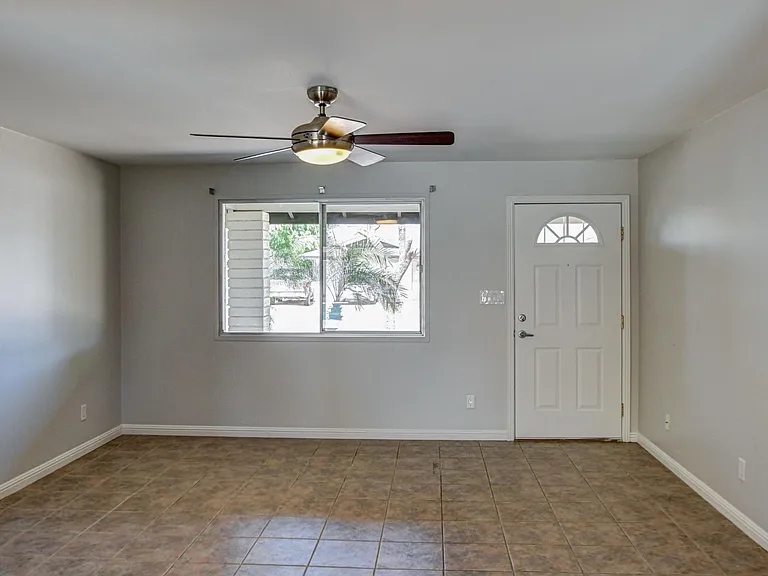 1039 E Geneva Dr — Photo 4