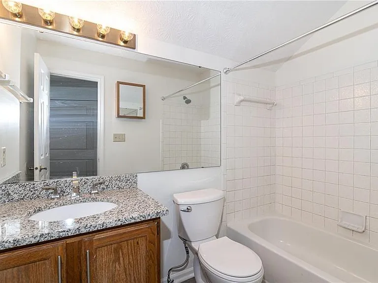 Bathroom Full (Second Floor)