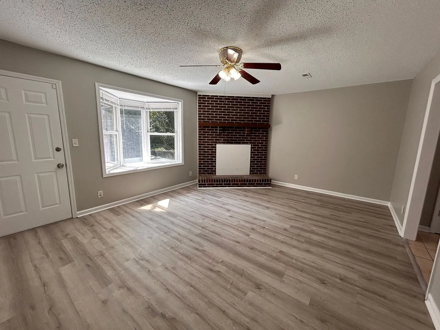3br 1Ba with great deck/patio area and a decorative mantle — Photo 2