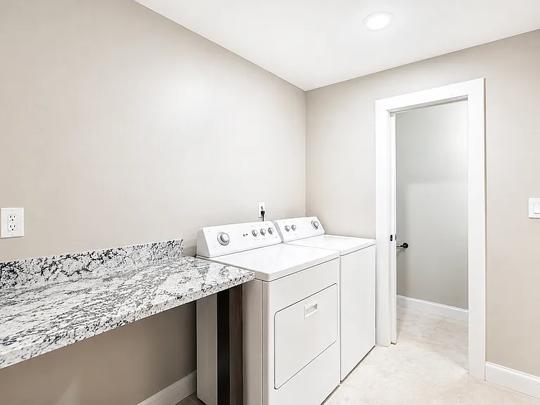 1737 E Manhatton Dr — Photo 17
