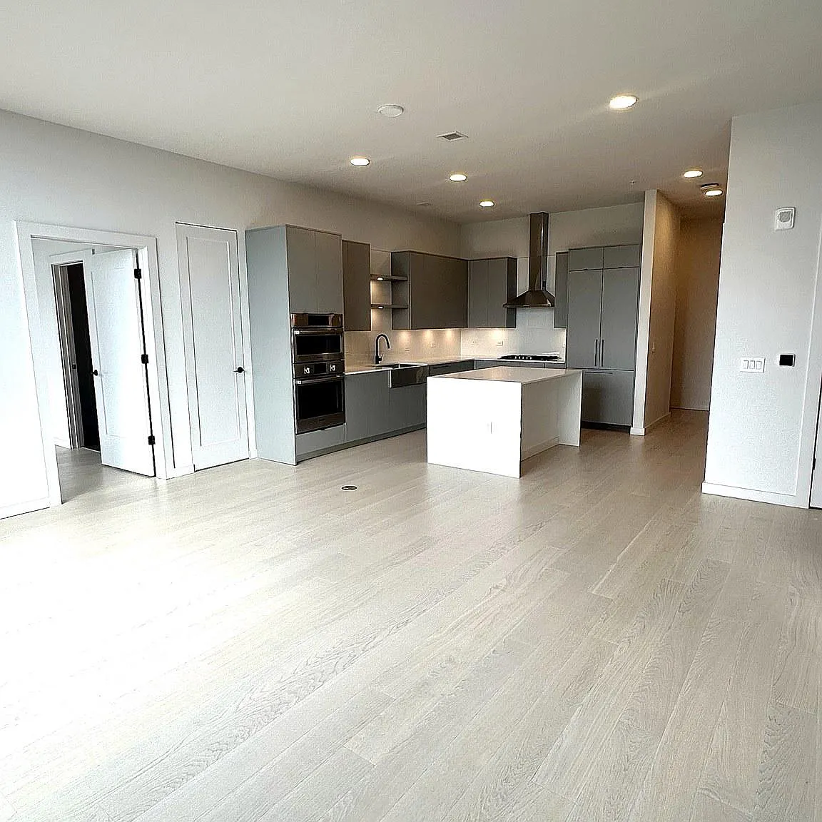 2 bed, 2.5 bath, 1456 sqft, $5,599 — Photo 4