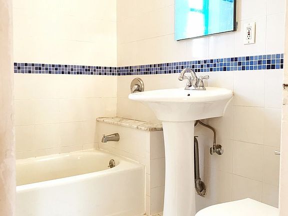 5th image of 4725 40th St APT 5F