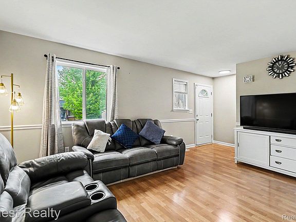 3rd image of 7058 Rolling Hills Dr