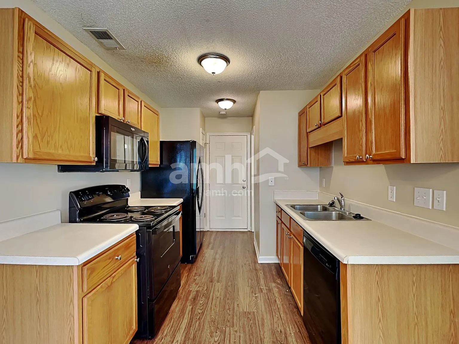 3 bed, 2.5 bath, 1360 sqft, $1,850 — Photo 3