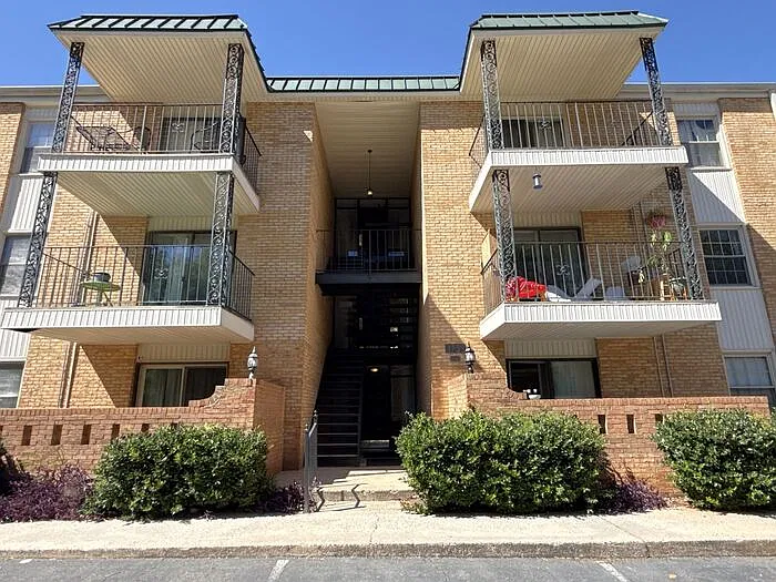 3 bed, 2.0 bath, 1420 sqft, $1,749 — Photo 1