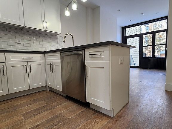 4th image of 634 Humboldt St APT 1L