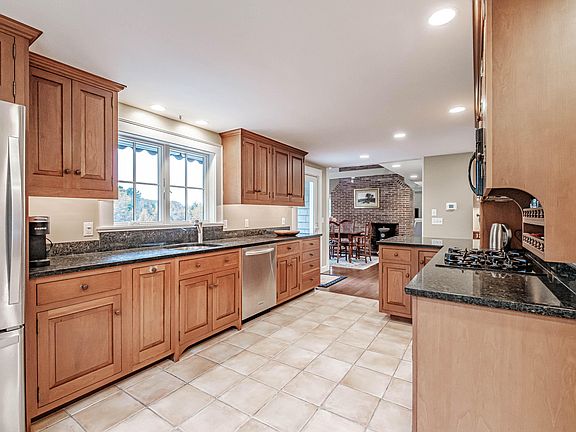 4th image of 2 Hackmatack Drive