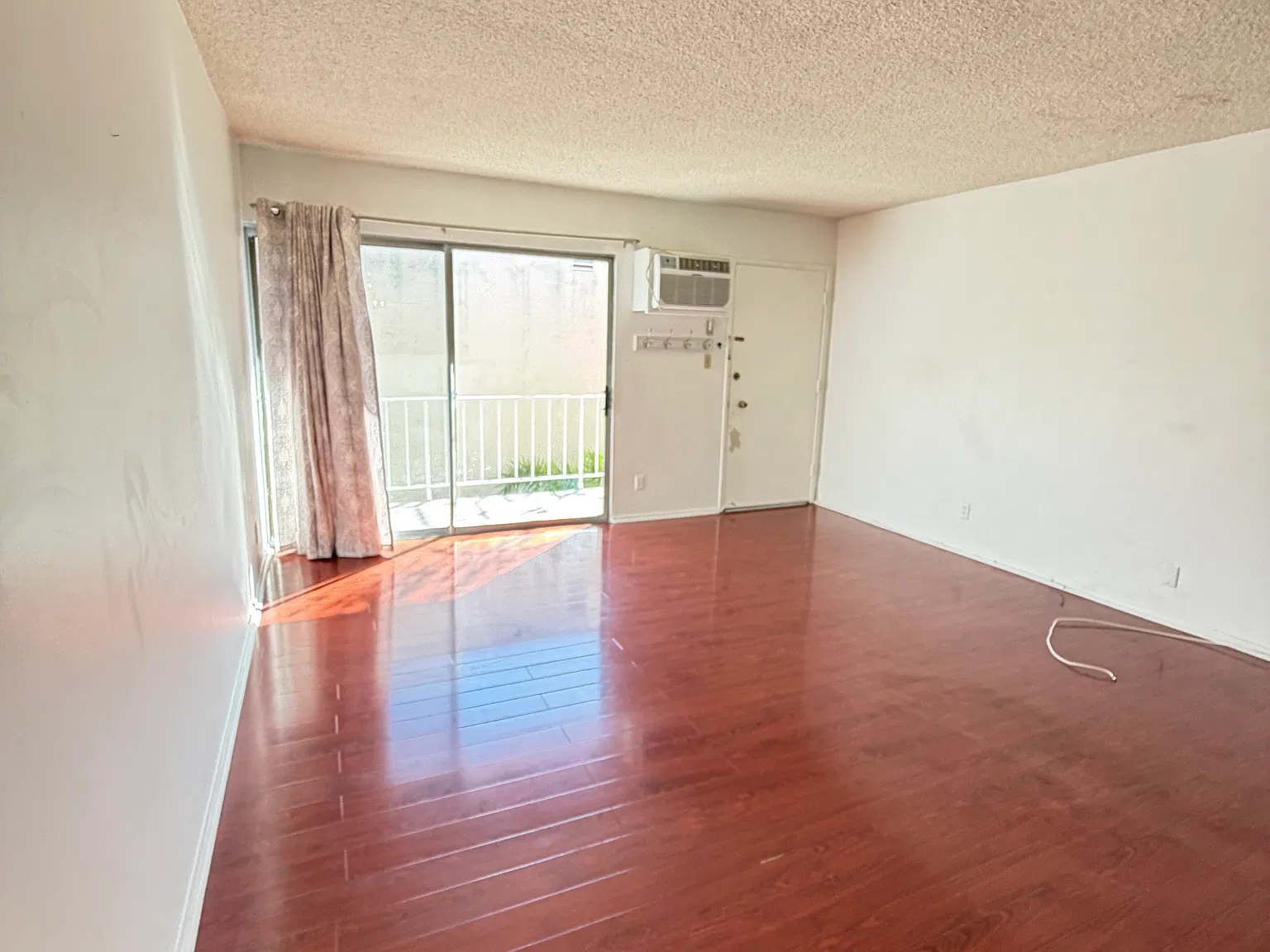 1 bed, 700 sqft, $2,100 — Photo 3