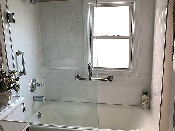 Upstairs Full Bathroom