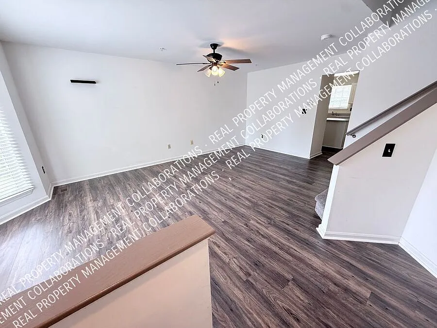 Premium Townhome W/ Island Kitchen, Full-Length Walk-In & Central A/C — Photo 2